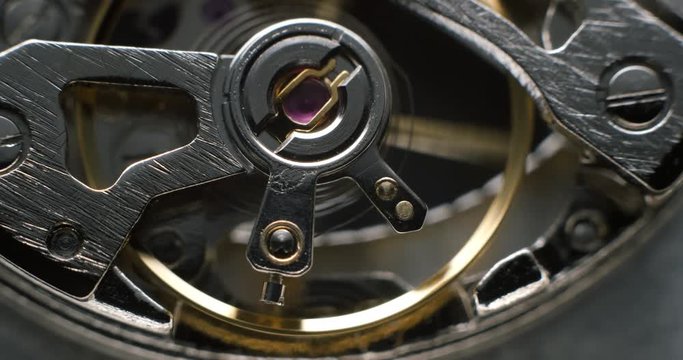 Watch tourbillon rotating macro slowmotion &sbquo;&Auml;&igrave; orginal file&not;&dagger;: 4K DCI, PRO RES 444, 12 bits