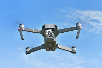 ホバリング中のドローン