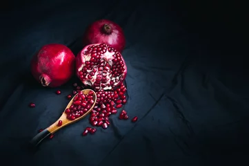 Crédence de cuisine en verre imprimé Fruits fresh pomegranate on a black background