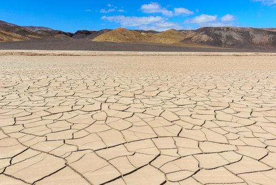 Gebarsten droge aarde onder blauwe woestijnlucht