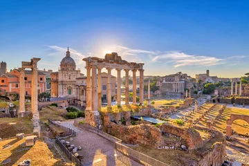 Tuinposter De skyline van de zonsopgangstad van Rome op Rome Forum (Romeins Forum), Rome, Italië © Noppasinw
