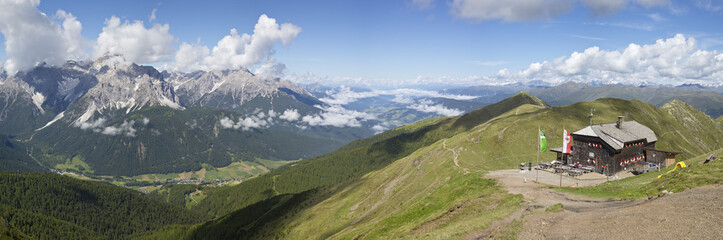 Fototapeta premium Wandern am Kranischen Höhenweg in Südtirol mit blick auf die Dolomiten