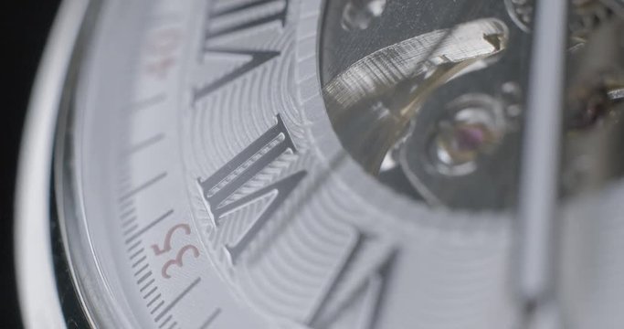 Watch tourbillon rotating macro slowmotion &sbquo;&Auml;&igrave; orginal file&not;&dagger;: 4K DCI, PRO RES 444, 12 bits