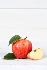 Apfel rot Obst Frucht Früchte Hochformat Textfreiraum auf Holzplatte