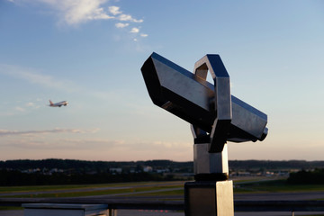 Fernglas mit Flugzeug