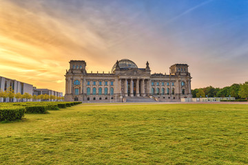 Obraz premium Berlin wschód słońca linia horyzontu przy Reichstag (Niemiecki parlamentu budynek), Berlin, Niemcy