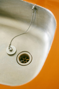 Sink and Faucet en Orange