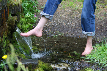 Barfuß an der Quelle, Kneipp Fußbad - footbath in nature