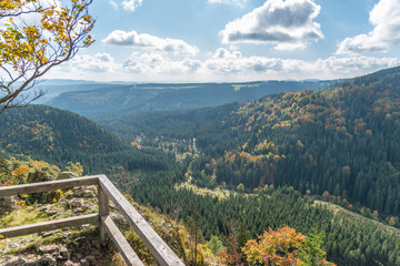 An der Hahnenkleeklippe im Oberharz - der Herbst beginnt - Blickrichtung nach Sankt Andreasberg
