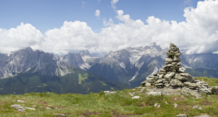 Fototapeta na wymiar Wandern am Kranischen Höhenweg in Südtirol mit blick auf die Dolomiten