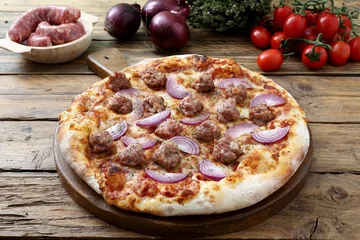 Photo sur Plexiglas Pizzeria pizza italiana con cipolle e salsicce sfondo rustico