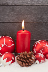 Weihnachten mit roter Kerze als Hintergrund