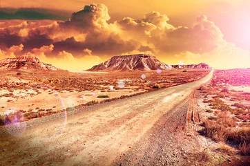 Poster Mooie woestijnzonsondergang en weglandschap. Zonsondergang toneel. Reizen en avonturen door afgelegen panoramisch woestijnlandschap © C.Castilla