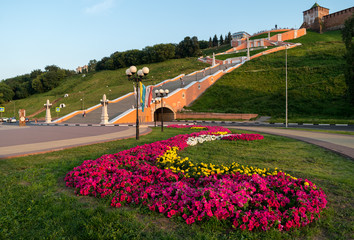 Obraz premium A view of the Chkalov staircase and the tower of the Nizhny Novgorod Kremlin.
