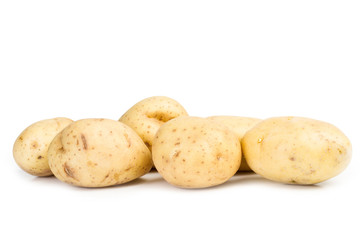 Fototapeta na wymiar Patatas crudas con piel sobre fondo blanco aislado. Vista de frente. Copy space