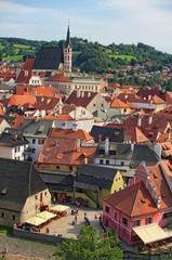 Obraz premium CESKY KRUMLOV, THE CZECH REPUBLIC: AUGUST 24, 2017: A famous czech historical beautiful town, view to the city river and beautiful summer street with colorful buildings