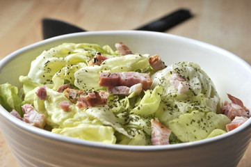Laitue aux petits lardons fumés