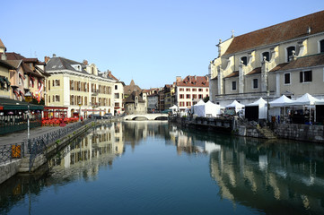 Fototapeta na wymiar Annecy city, Thiou canal and Art market, Savoy, France