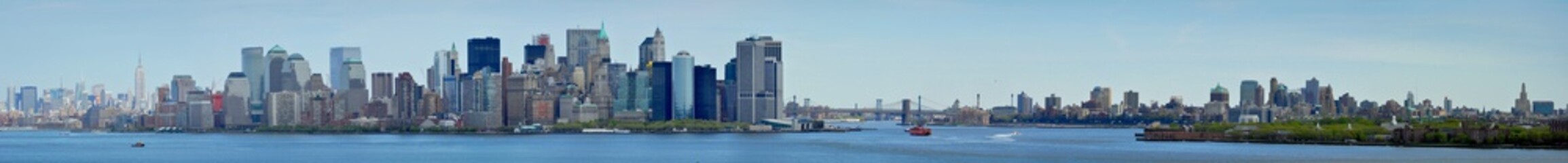 Fototapeta na wymiar Panoramic View of New York from the Sea