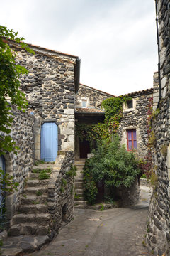 Alba la Romaine ein kleines mittelalterliches Städtchen in Frankreich 
