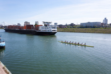 Frachtschiff und Achter