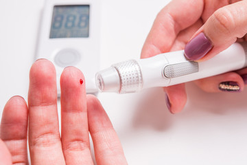 .Measurement of glucose level at home by a personal glucometer, diagnosis of diabetes mellitus