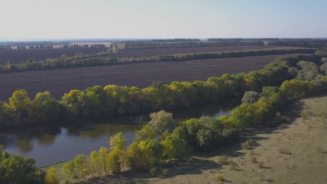 Вид сверху сельской местности с видом на озеро