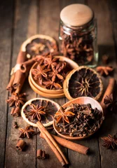 Poster Aromatische Gewürze auf dem Holztisch © pilipphoto