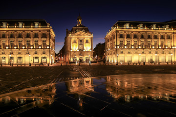 Fototapeta na wymiar Reflection of Place De La Bourse and colourful sky in Bordeaux