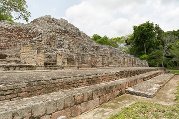 Fototapeta na wymiar pyramid structure at Becan archaeological site in Mexico