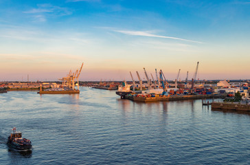 Obraz premium Hamburger Hafen im Sonnenuntergang