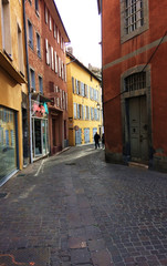 Fototapeta na wymiar colorful alley in Embrun