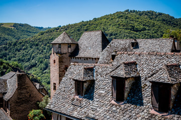 Dans les rues de Conques en Rouergue