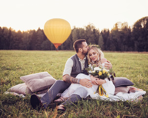 bride and groom outdoors. wedding ceremony. wedding arch.