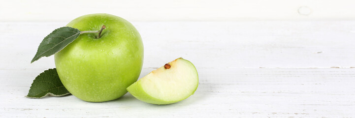 Apfel grün Obst Frucht Früchte Banner Textfreiraum auf Holzplatte