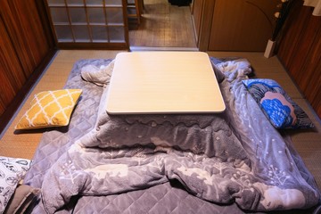 Naklejka premium Japonia kotatsu - podgrzewany stół kocowy