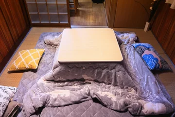 Raamstickers Japan kotatsu - heated blanket table © Tupungato