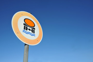 Verkehrszeichen, Verbot für Fahrzeuge mit wassergefährdender Ladung, Wasserschutzgebiet,...