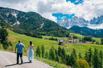 Fototapeta na wymiar Young couple admires the view in relaxation of the Dolomites in italy