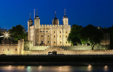 The tower of London at night, United Kingdom. - obrazy, fototapety, plakaty