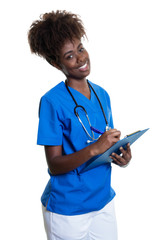 Sympathische afrikanische Krankenschwester mit Klemmbrett