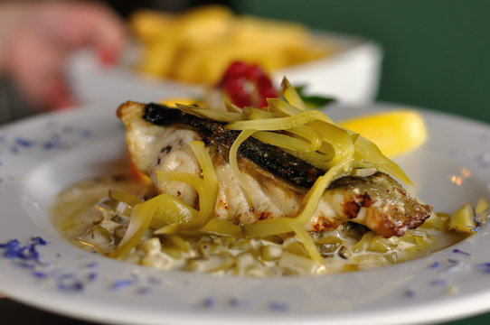 Jesiotr podawany na sosie og&oacute;rkowym.