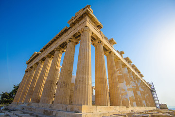 Obraz premium Parthenon temple in Athens during the sunset. Ruins of the Temple of Parthenon at the Acropolis hill in Greece