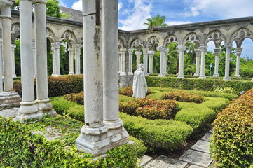 Columns in Versailles Gardens, Nassau, Bahamas - obrazy, fototapety, plakaty