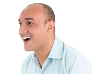 Obraz premium Fan uważnie ogląda mecz swojej drużyny.