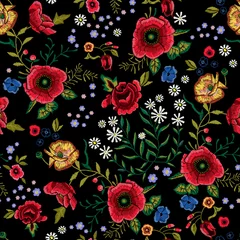 Behang Klaprozen Borduurwerk traditioneel naadloos patroon met rode papavers en rozen.
