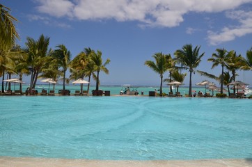 piscine, transat, parasol et mer à l'île Maurice, Océan indien