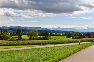 Autostrasse am Greifensee in der Gemeinde Maur  im Zürcher Oberland, Schweiz