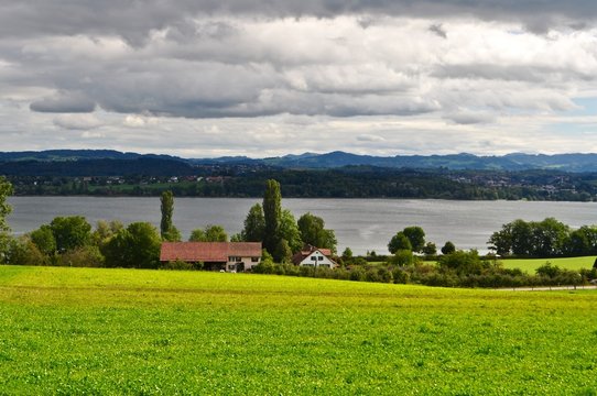 Landschaft in der Gemeinde Maur am Greifensee
und Blick ins Z&uuml;rcher Oberland