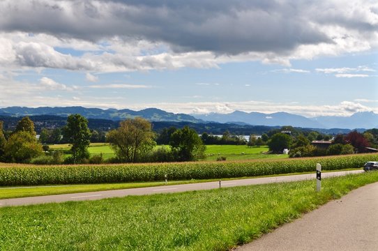Autostrasse am Greifensee in der Gemeinde Maur  im Z&uuml;rcher Oberland, Schweiz